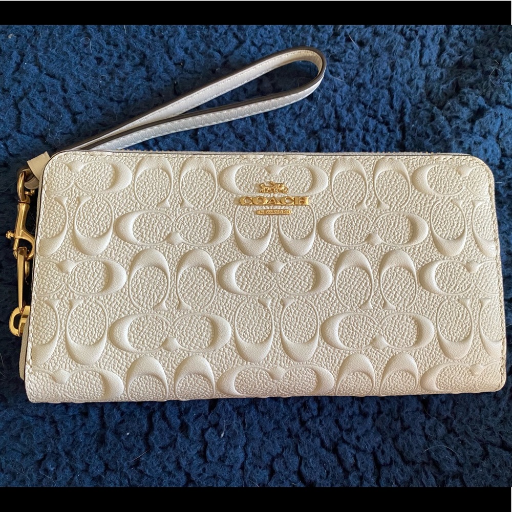 COACH. NWT Signature leather long zip around white Wallet. 🎉🎉